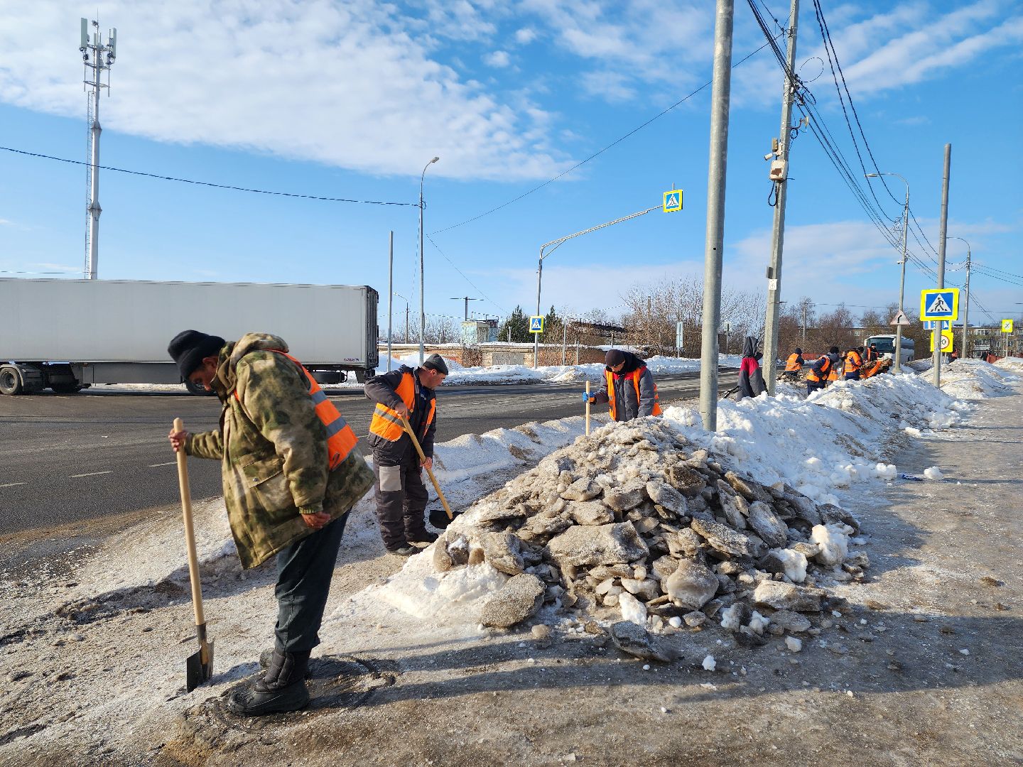 серпухов, подмосковье, улица звздная, устраняют гололед, коммунальная служба,