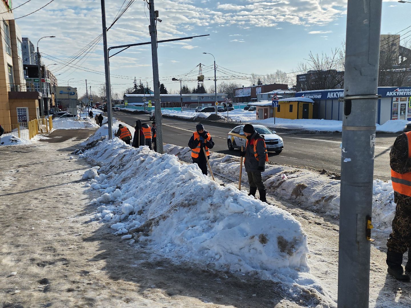 серпухов, подмосковье, улица звздная, устраняют гололед, коммунальная служба,