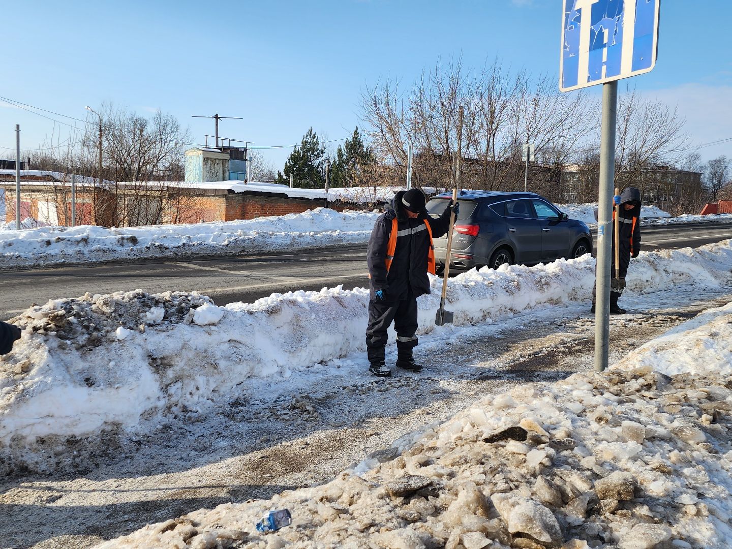 серпухов, подмосковье, улица звздная, устраняют гололед, коммунальная служба,