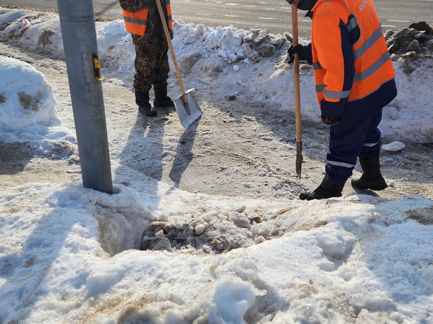 серпухов, подмосковье, улица звздная, устраняют гололед, коммунальная служба,