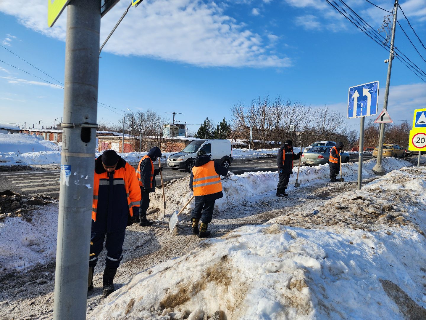серпухов, подмосковье, улица звздная, устраняют гололед, коммунальная служба,