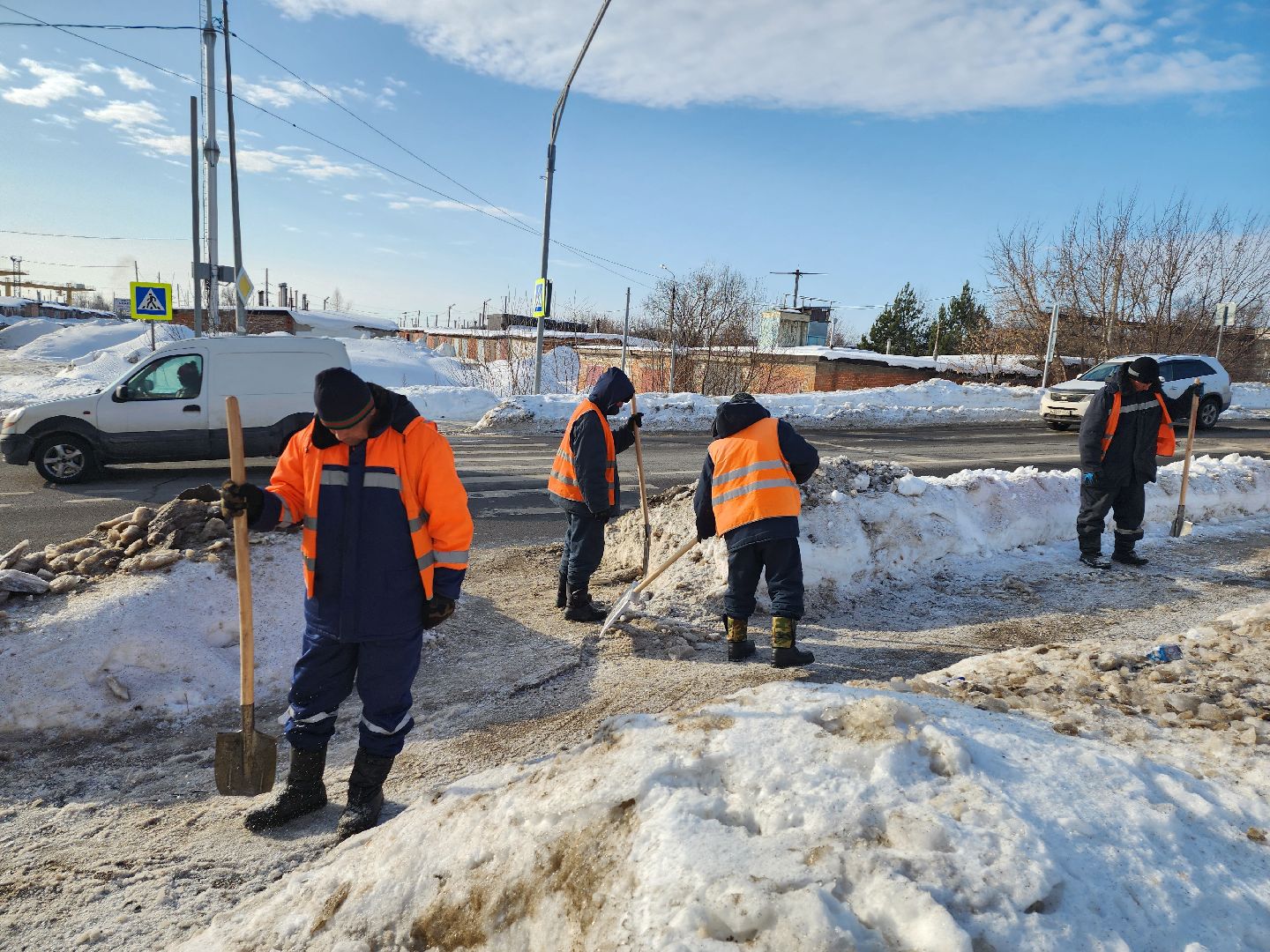 серпухов, подмосковье, улица звздная, устраняют гололед, коммунальная служба,