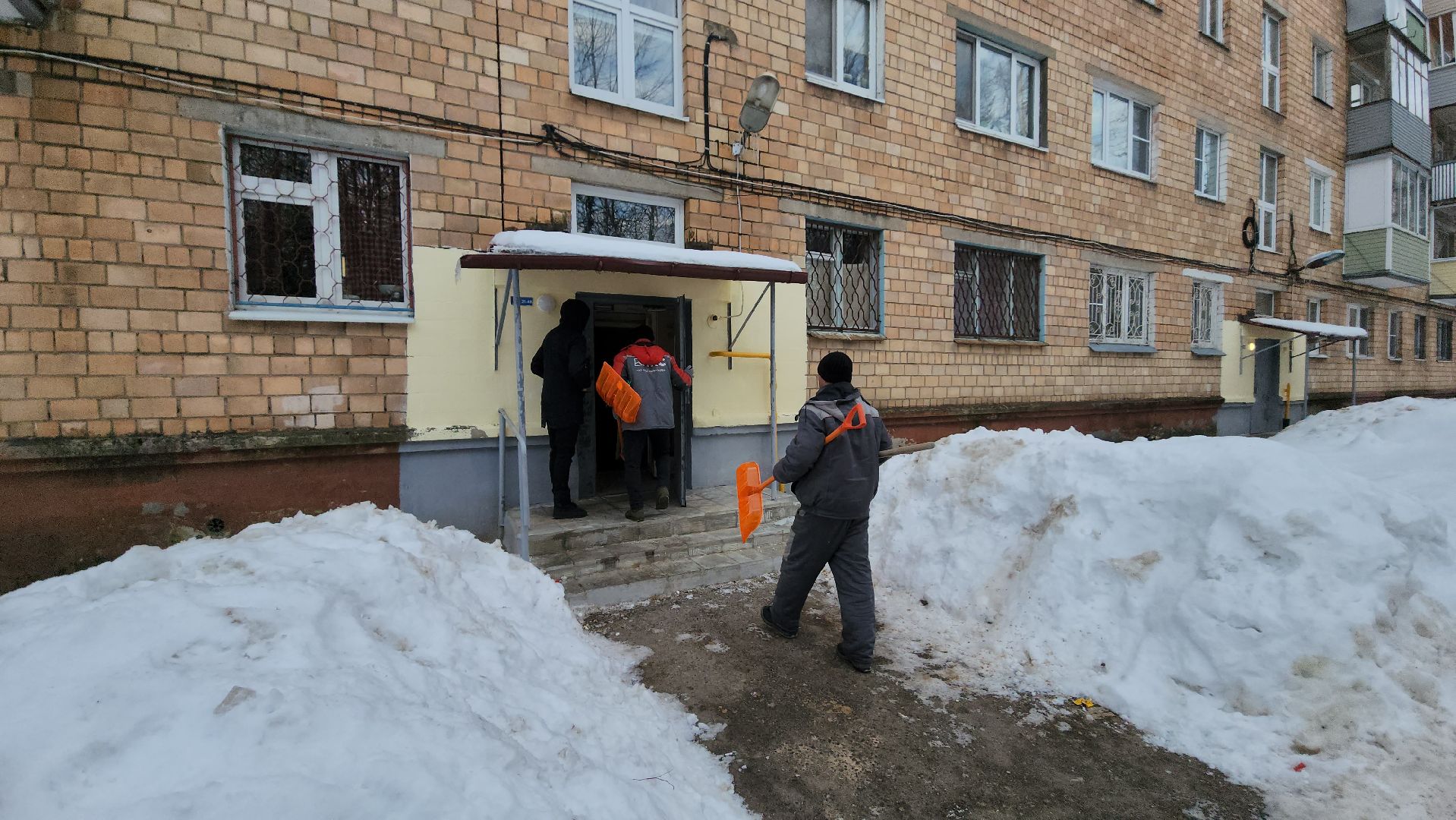 серпухов, улица физкультурная, управляющая компания, наледь на крыше, жкх,