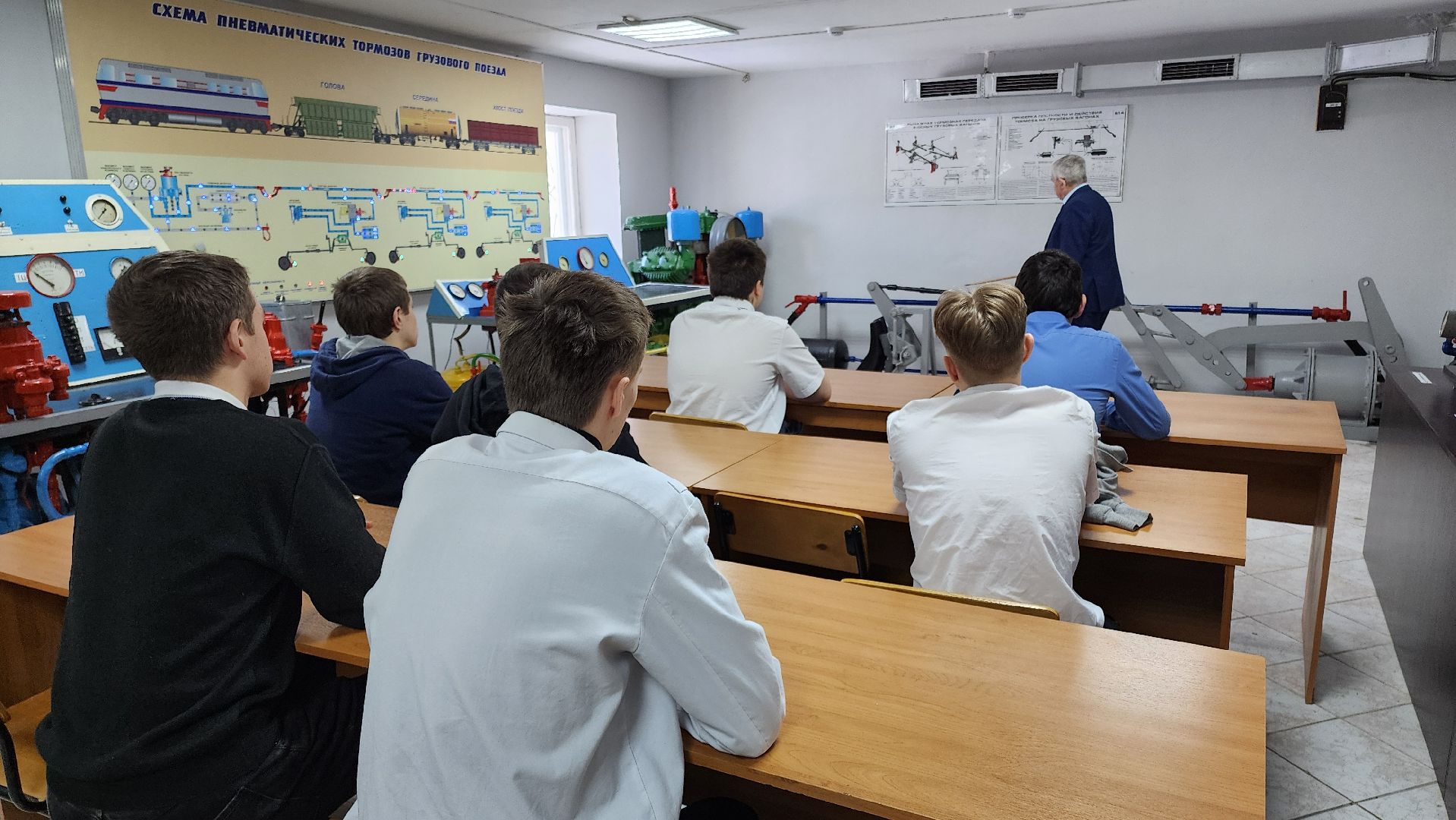 кашира, ожерелье, ожерельевский железнодорожный колледж, автотормоза, пневматормоза, подвижной состав, студенты, практические занятия,