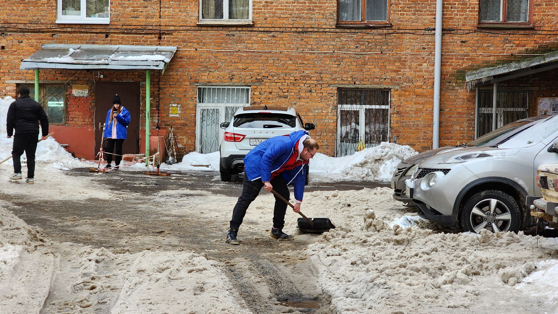 уборка снега, чистка дворов,