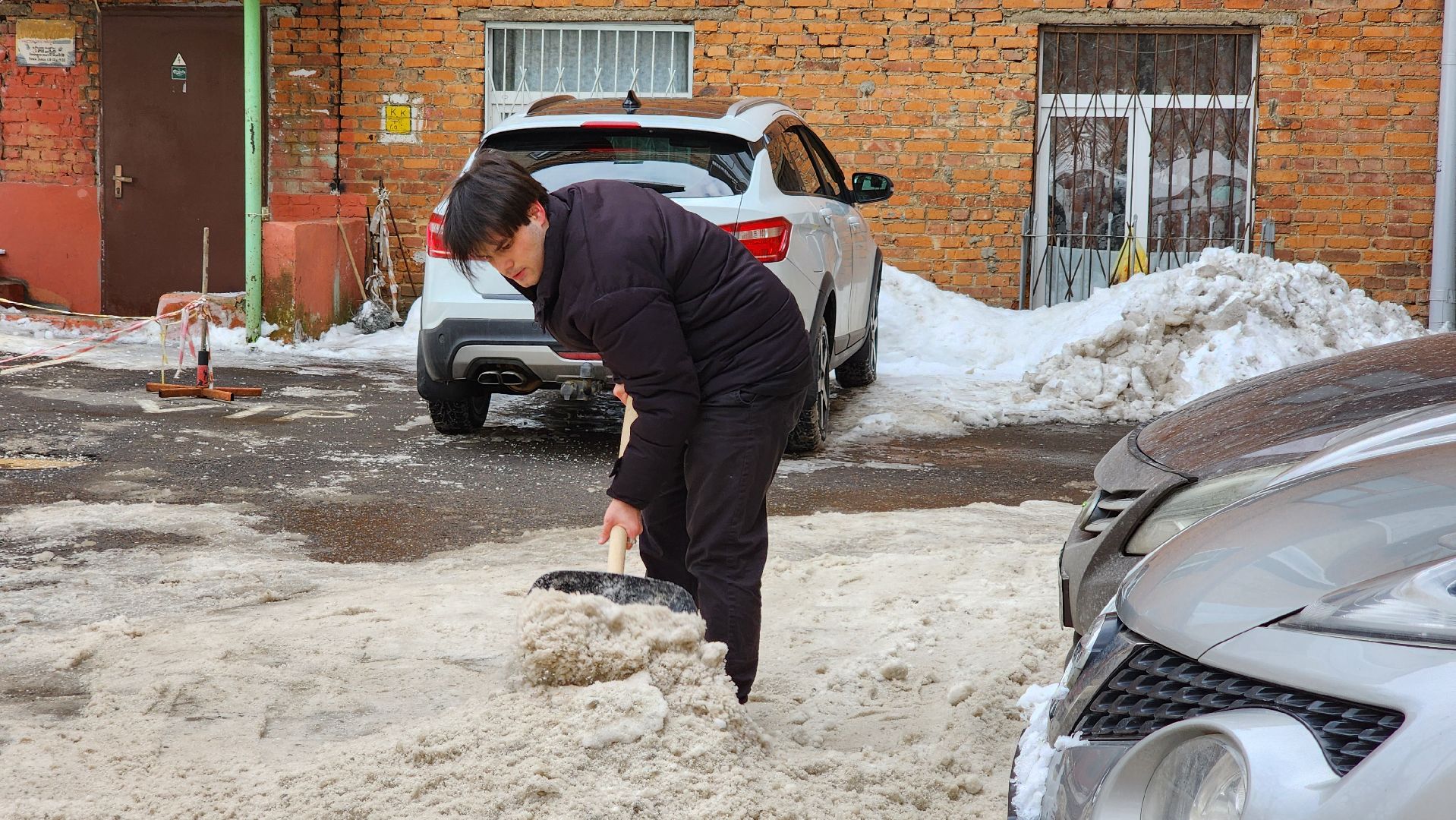 уборка снега, чистка дворов,