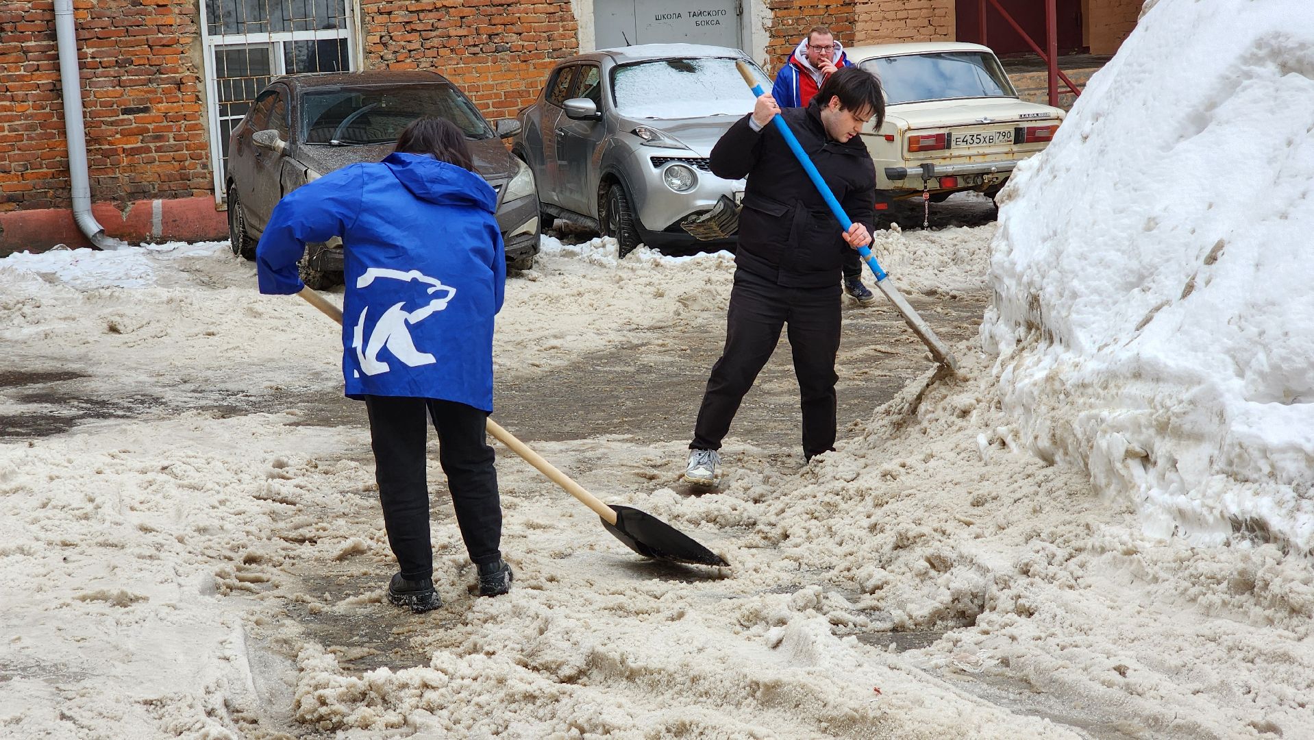 уборка снега, чистка дворов,
