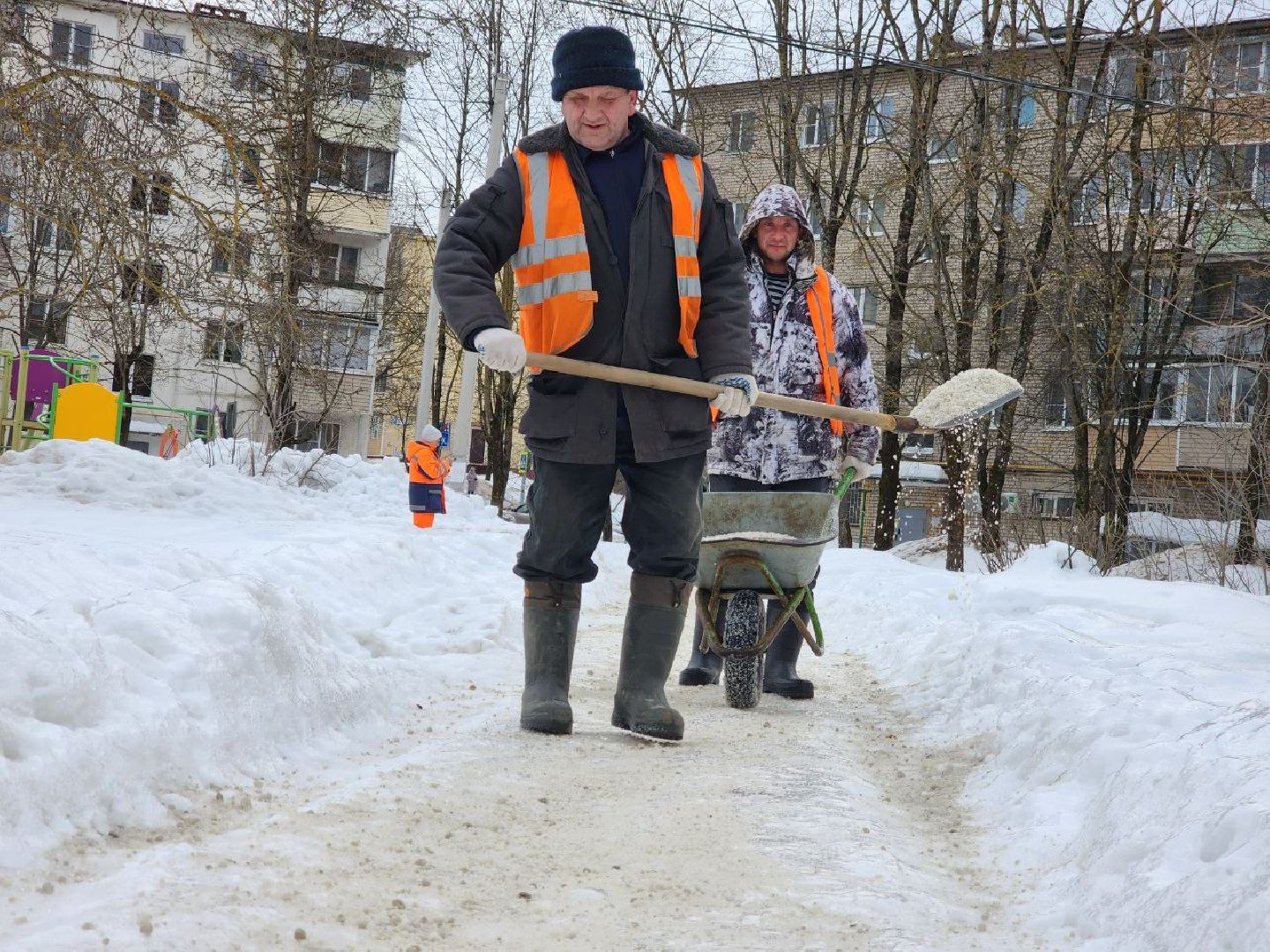 можайск, можайский городской округ, подмосковье, коммунальные службы, лед, наледь, уборка территории, дорожные службы,