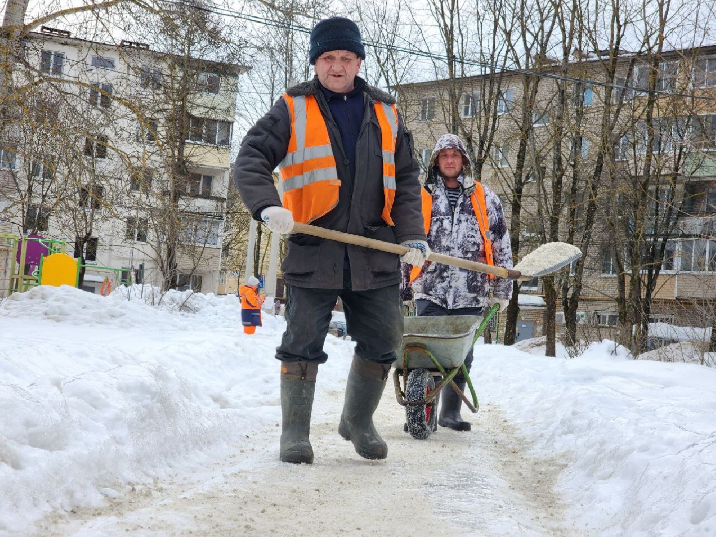 можайск, можайский городской округ, подмосковье, коммунальные службы, лед, наледь, уборка территории, дорожные службы,