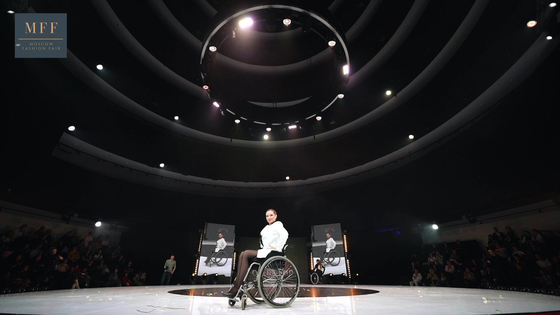 Модель, подиум, инвалид, коляска,