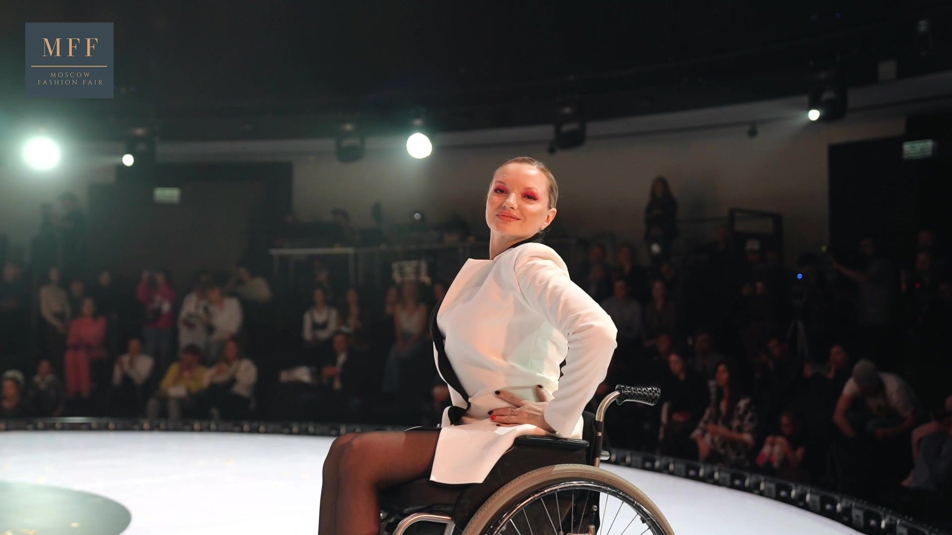 Модель, подиум, инвалид, коляска,