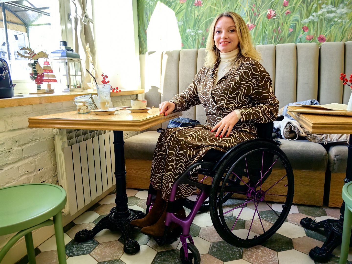 Модель, подиум, инвалид, коляска,