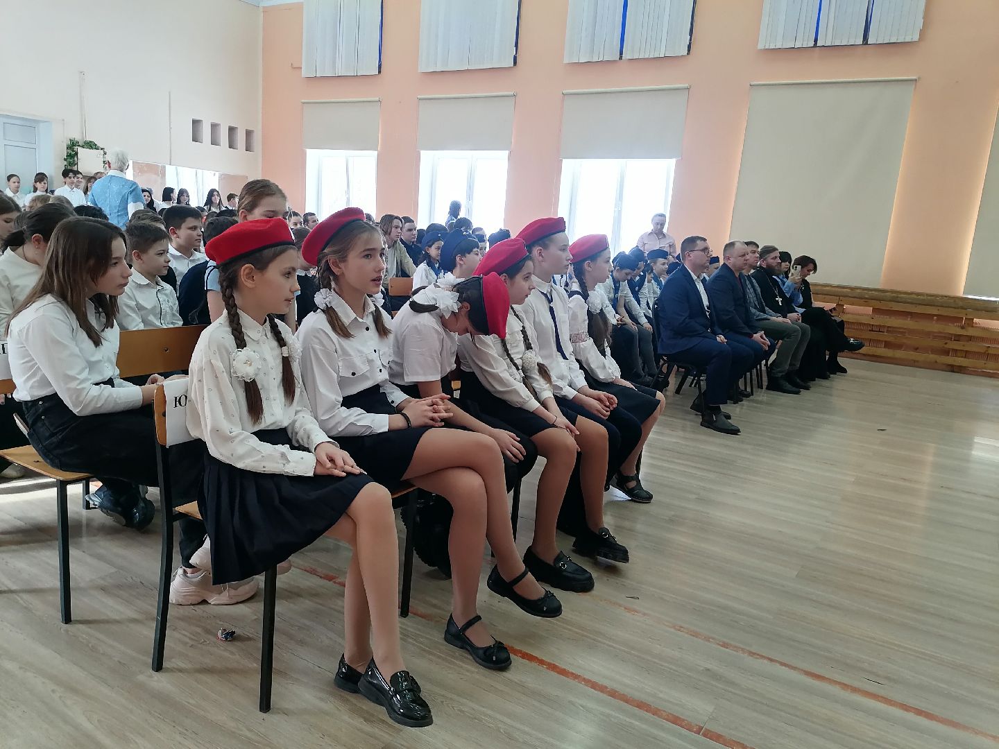 Школа, герои, парта героя,