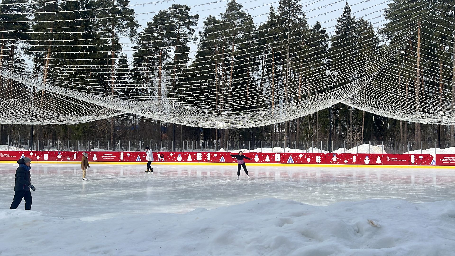 каток в парке, пестовский парк, балашиха, катание в парке,