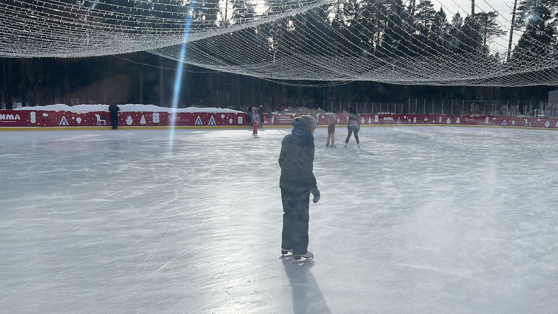 каток в парке, пестовский парк, балашиха, катание в парке,