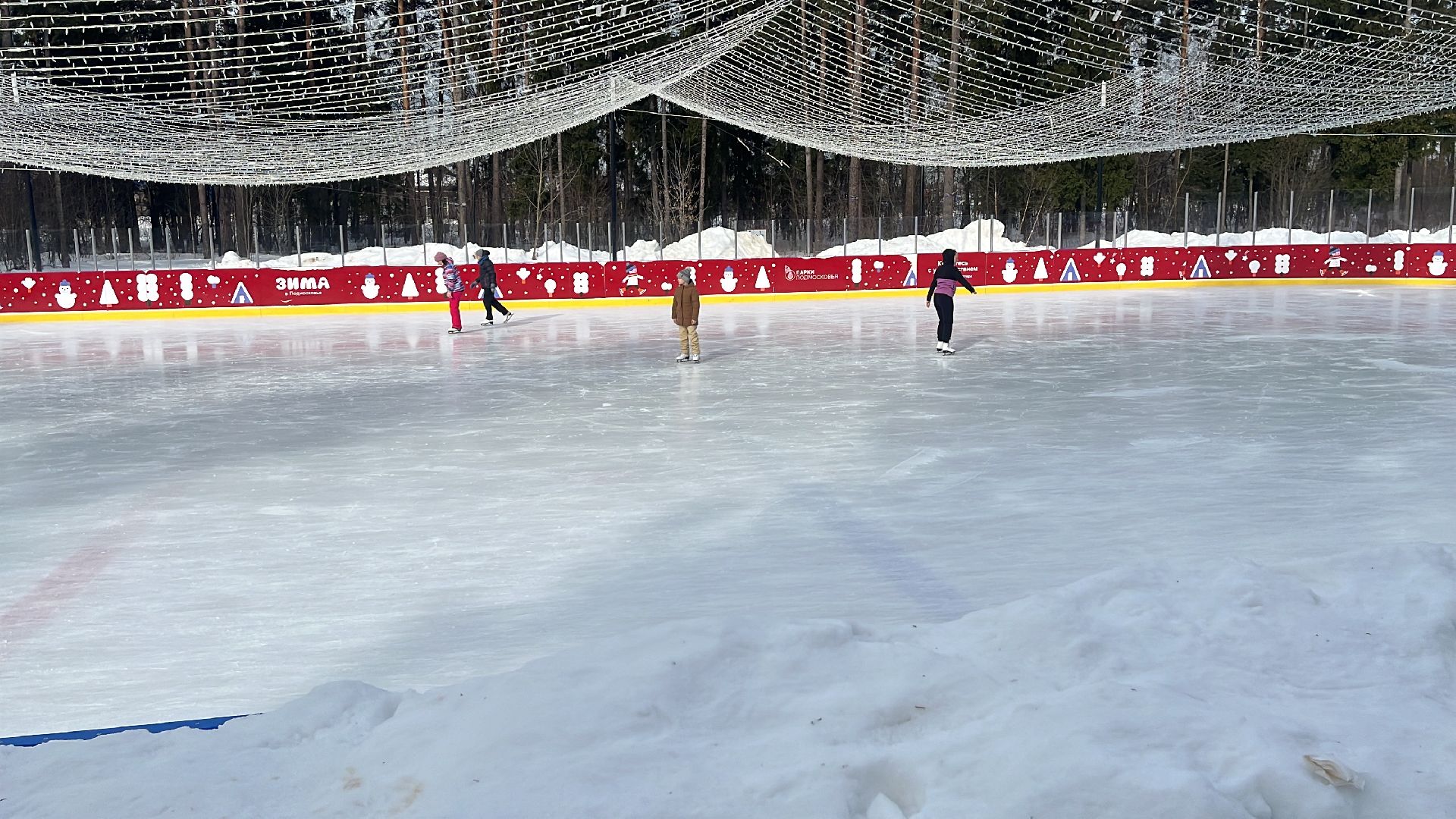 каток в парке, пестовский парк, балашиха, катание в парке,