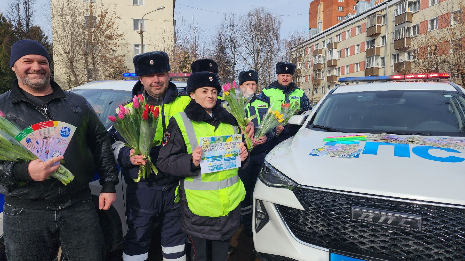 домодедово, подмосковье, ОГИБДД, Госавтоинспекция, Цветы автоледи, 8 марта, Международный женский день, Праздничный рейд, Полиция, Автоледи, Тюльпаны,