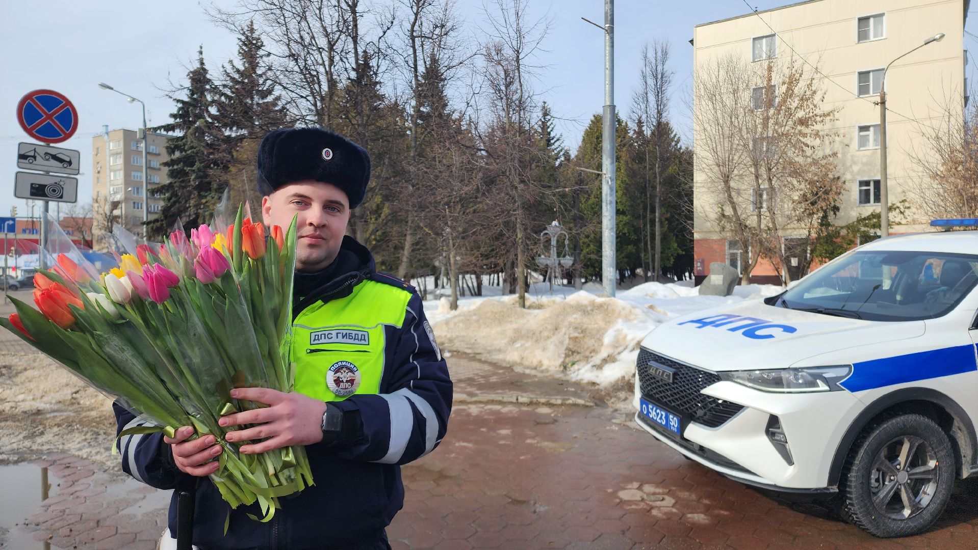 домодедово, подмосковье, ОГИБДД, Госавтоинспекция, Цветы автоледи, 8 марта, Международный женский день, Праздничный рейд, Полиция, Автоледи, Тюльпаны,