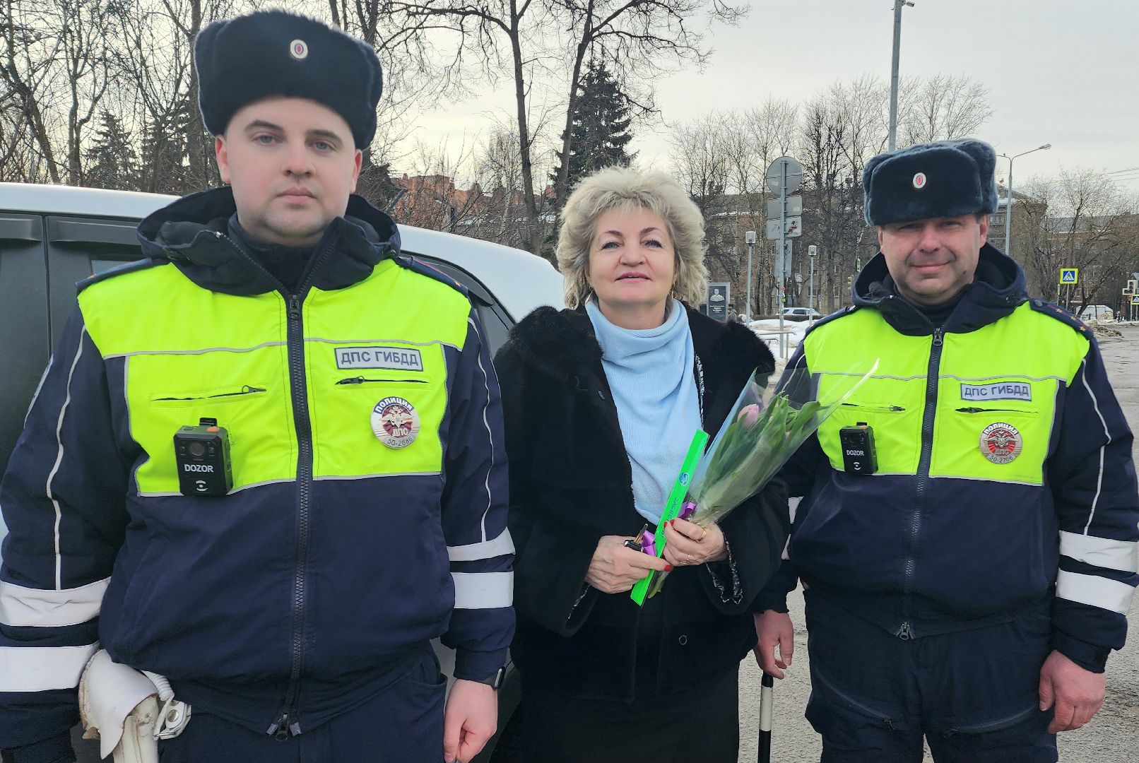 домодедово, подмосковье, ОГИБДД, Госавтоинспекция, Цветы автоледи, 8 марта, Международный женский день, Праздничный рейд, Полиция, Автоледи, Тюльпаны,