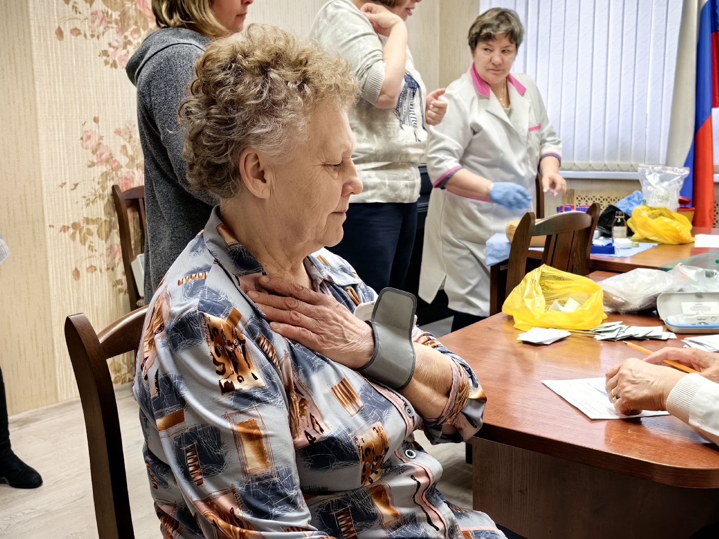 сотрудники, выездная обследование, анализ крови, давление,