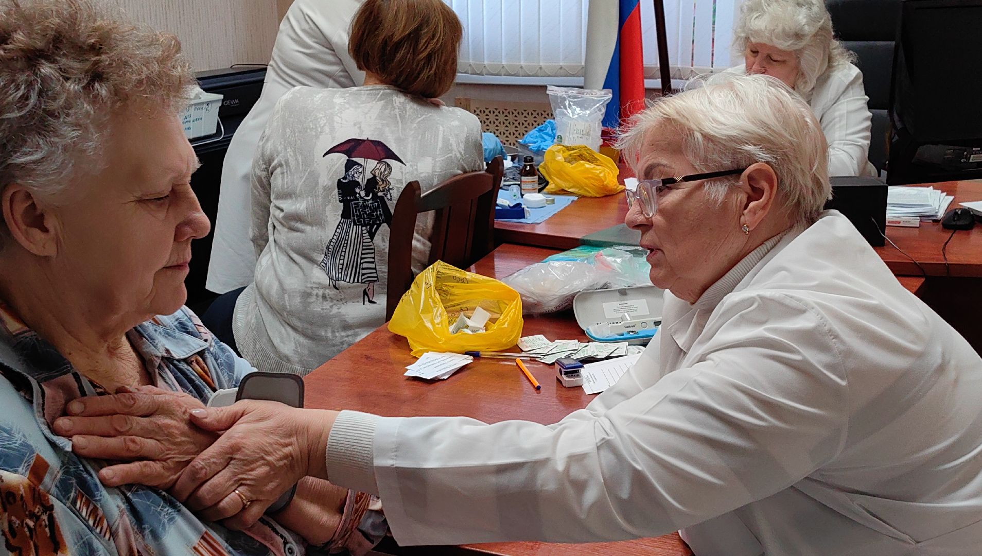 сотрудники, выездная обследование, анализ крови, давление,