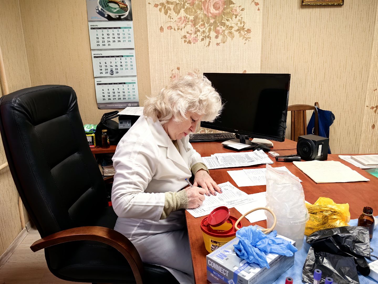 сотрудники, выездная обследование, анализ крови, давление,