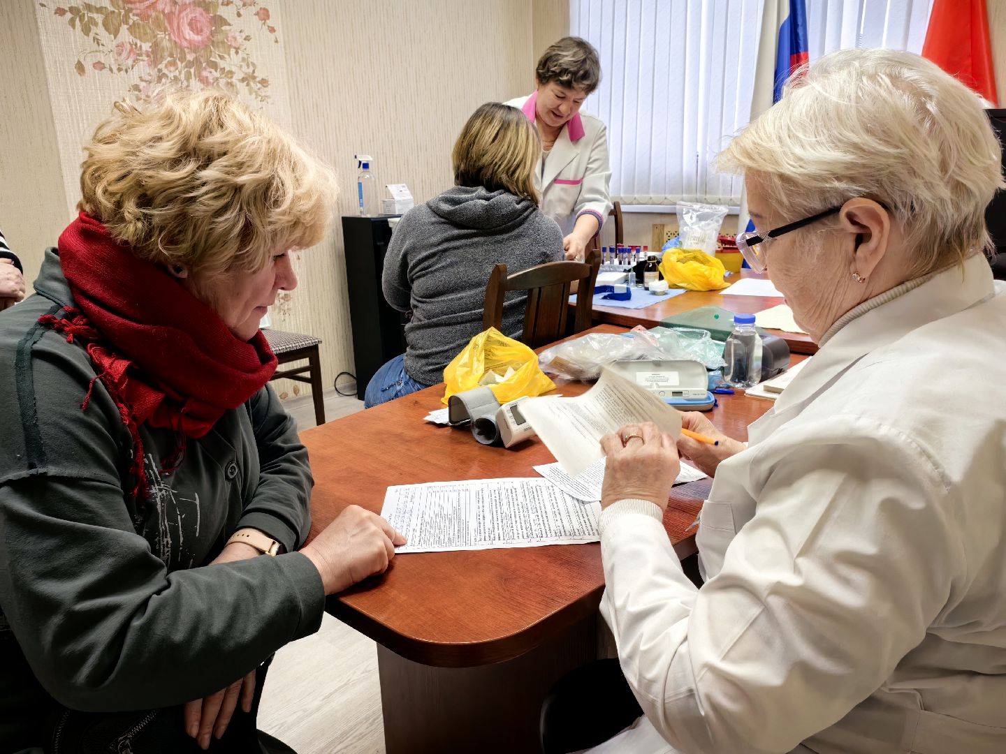 сотрудники, выездная обследование, анализ крови, давление,