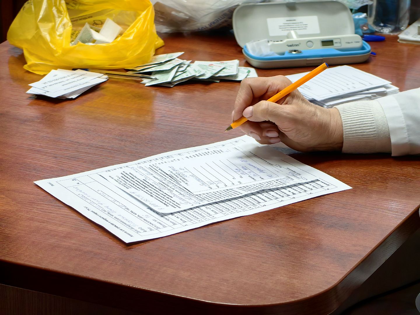 сотрудники, выездная обследование, анализ крови, давление,