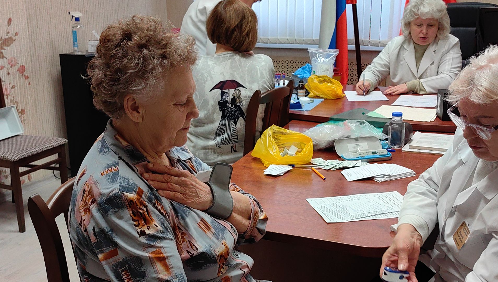 сотрудники, выездная обследование, анализ крови, давление,