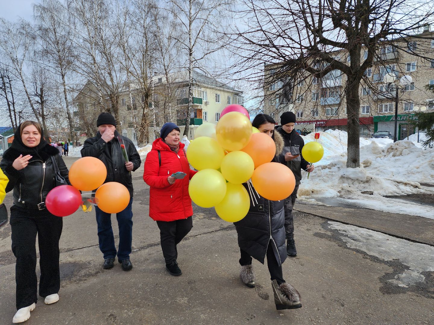 серпухов, подмосковье, 8 марта, акция, вручают цветы,