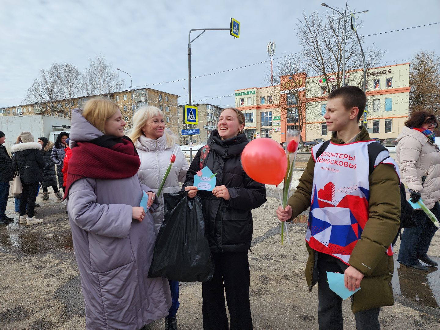 серпухов, подмосковье, 8 марта, акция, вручают цветы,