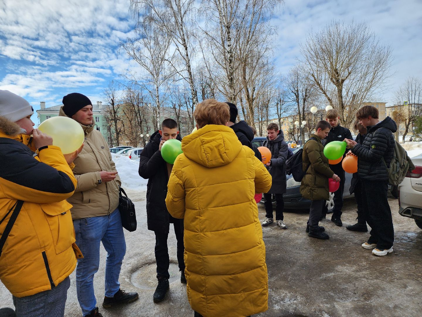 серпухов, подмосковье, 8 марта, акция, вручают цветы,