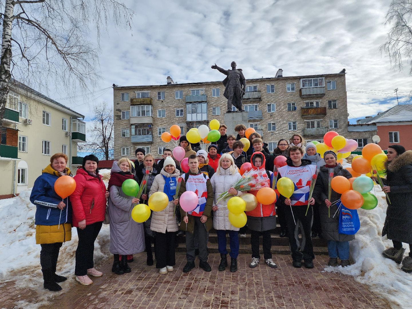 серпухов, подмосковье, 8 марта, акция, вручают цветы,