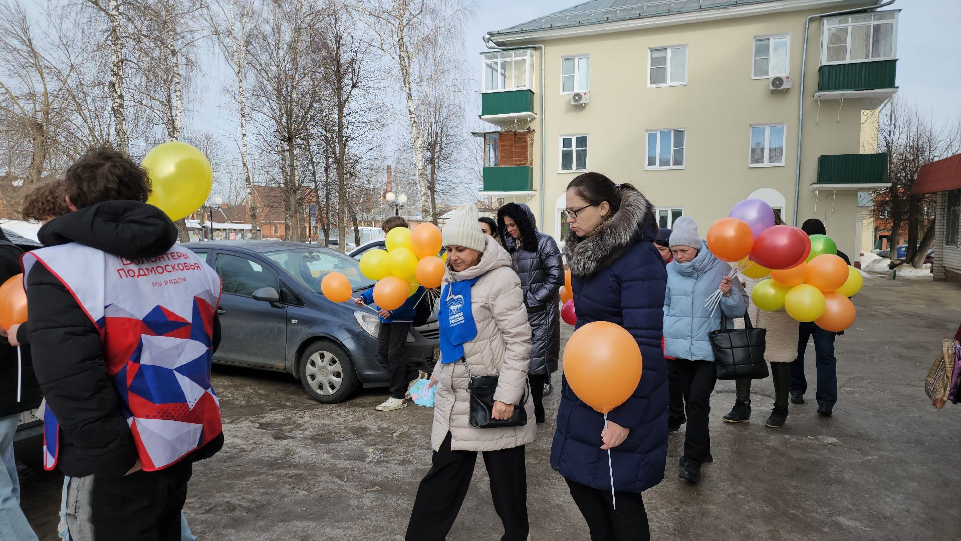 серпухов, подмосковье, 8 марта, акция, вручают цветы,