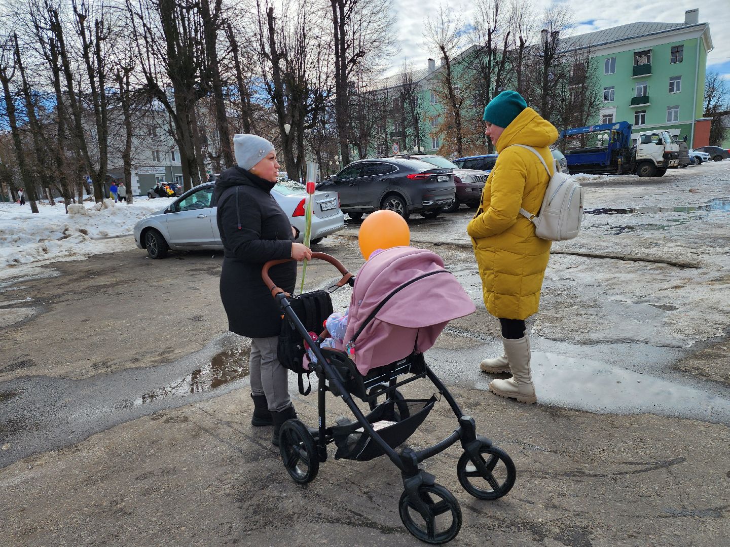 серпухов, подмосковье, 8 марта, акция, вручают цветы,