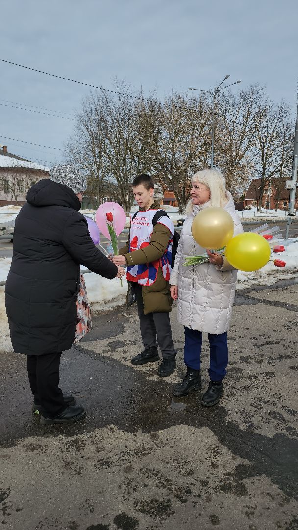 серпухов, подмосковье, 8 марта, акция, вручают цветы,