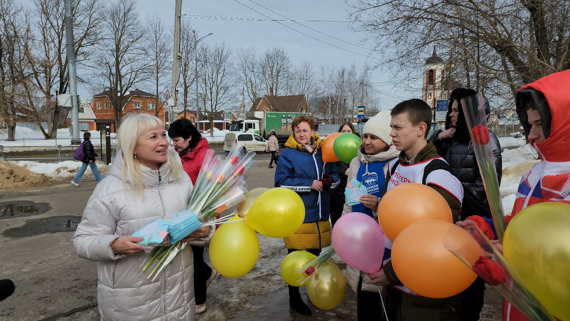 серпухов, подмосковье, 8 марта, акция, вручают цветы,