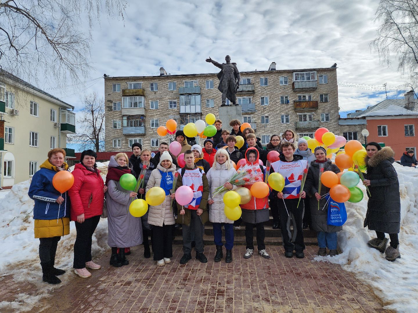 серпухов, подмосковье, 8 марта, акция, вручают цветы,