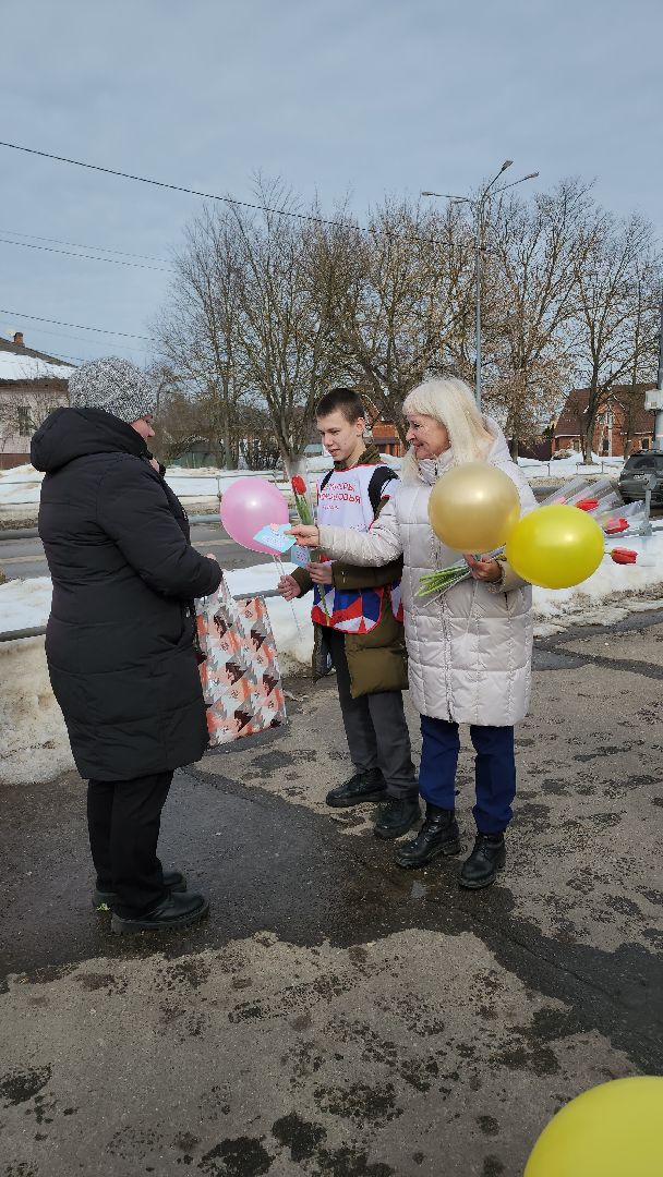 серпухов, подмосковье, 8 марта, акция, вручают цветы,