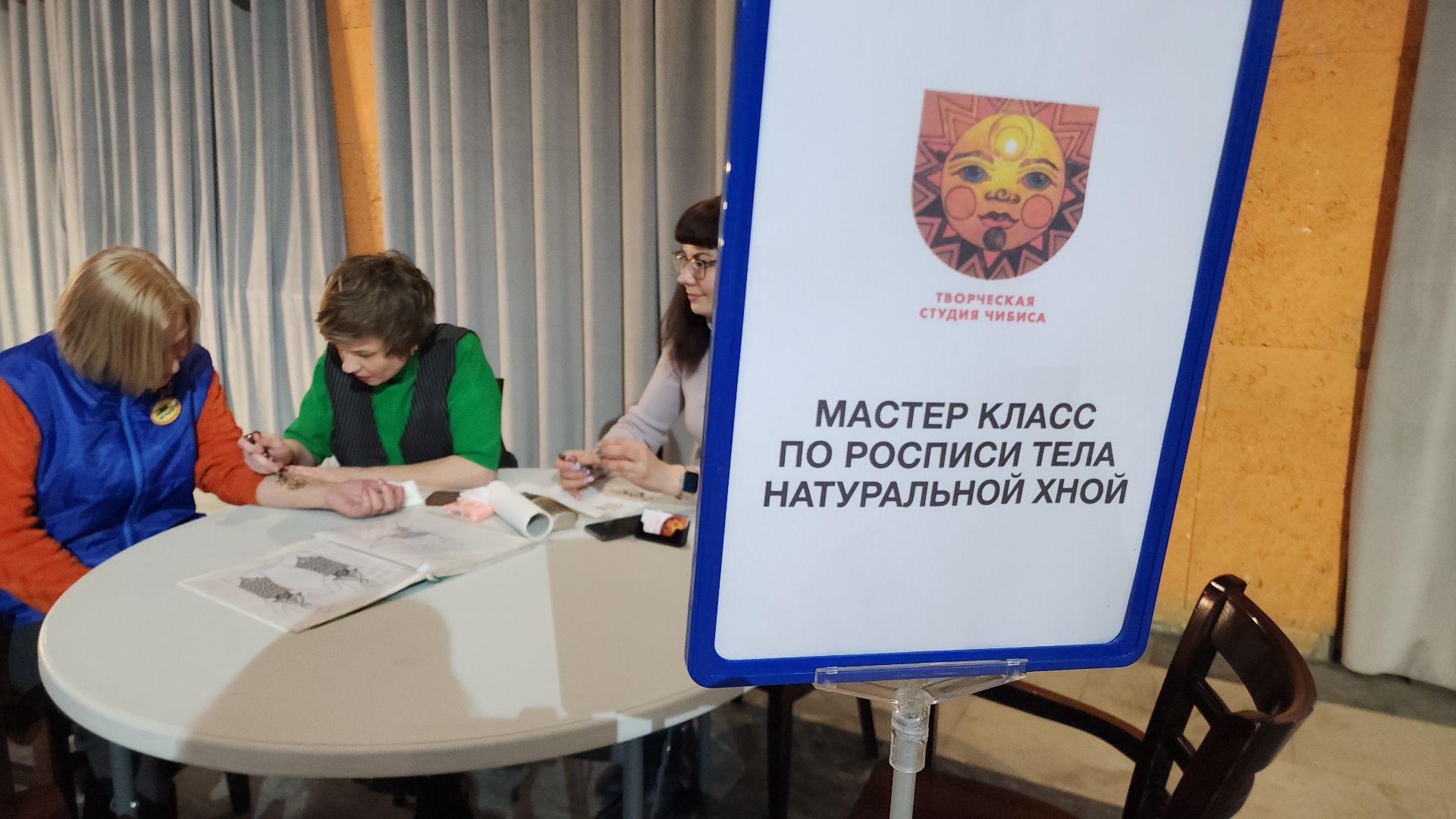 электросталь, мой город, жители города, праздник, 8 марта, концерт, дефиле, дефиле костюмов, депутат, депутат государственной думы, депутаты,