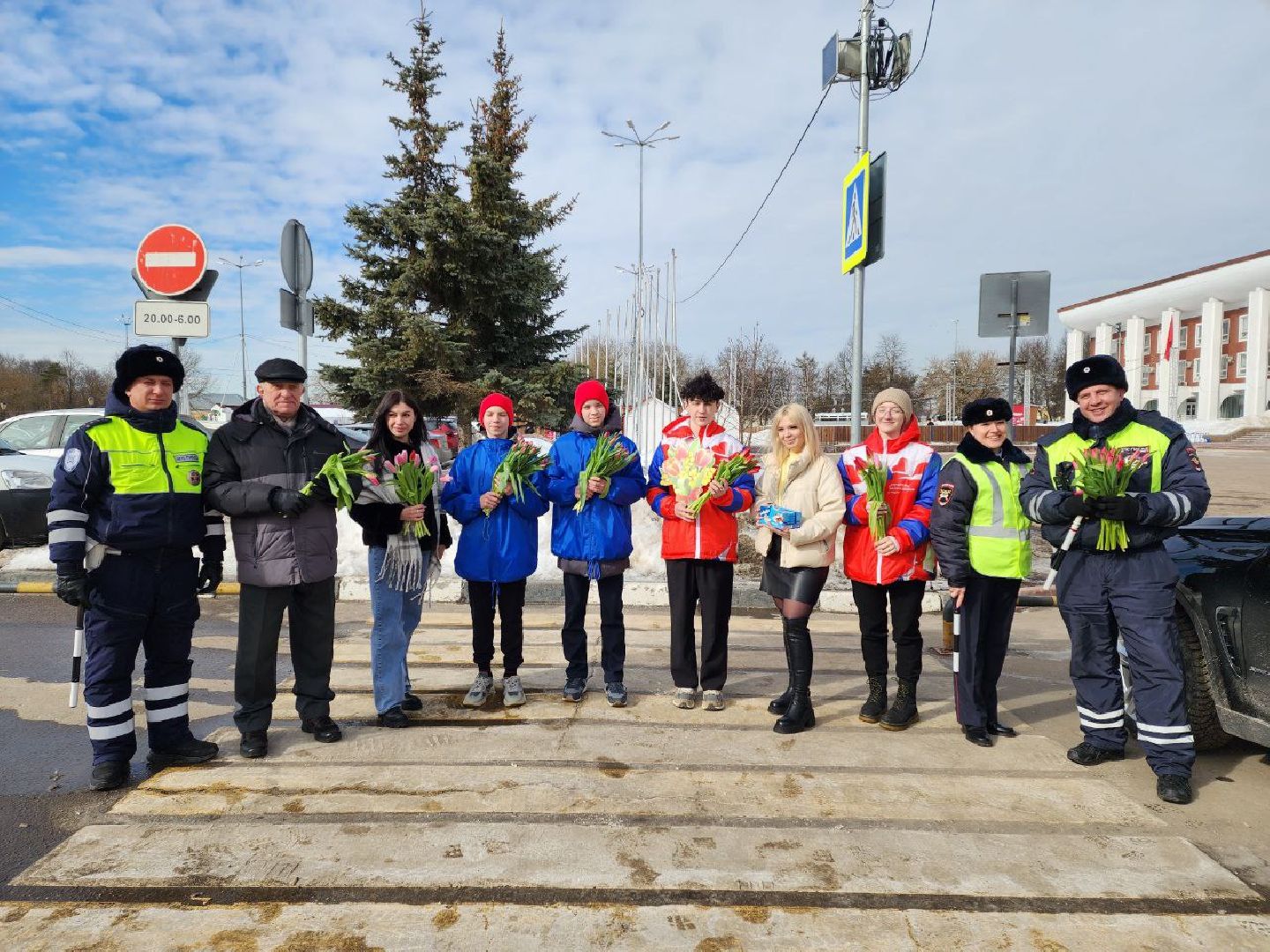чехов, транспорт, 8 марта, гибдд, женщины, поздравление,