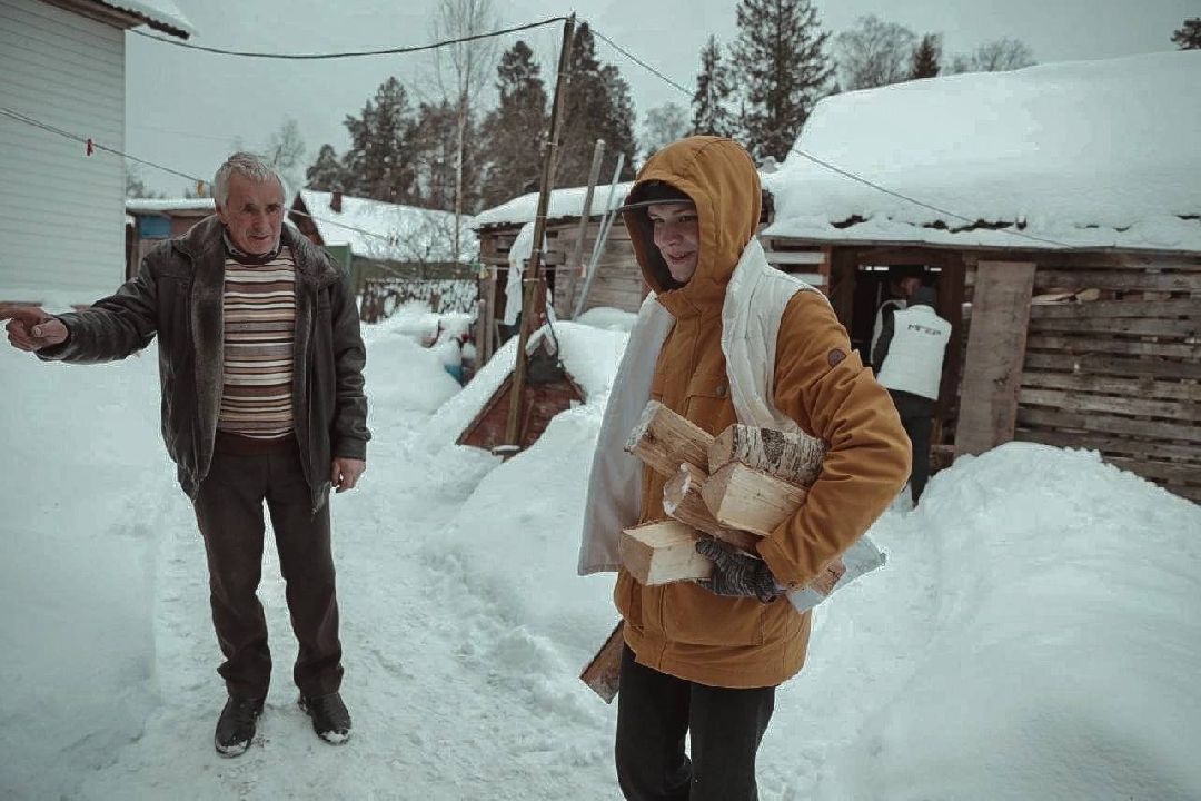 СВО, военнослужащий, дрова, помощь людям,