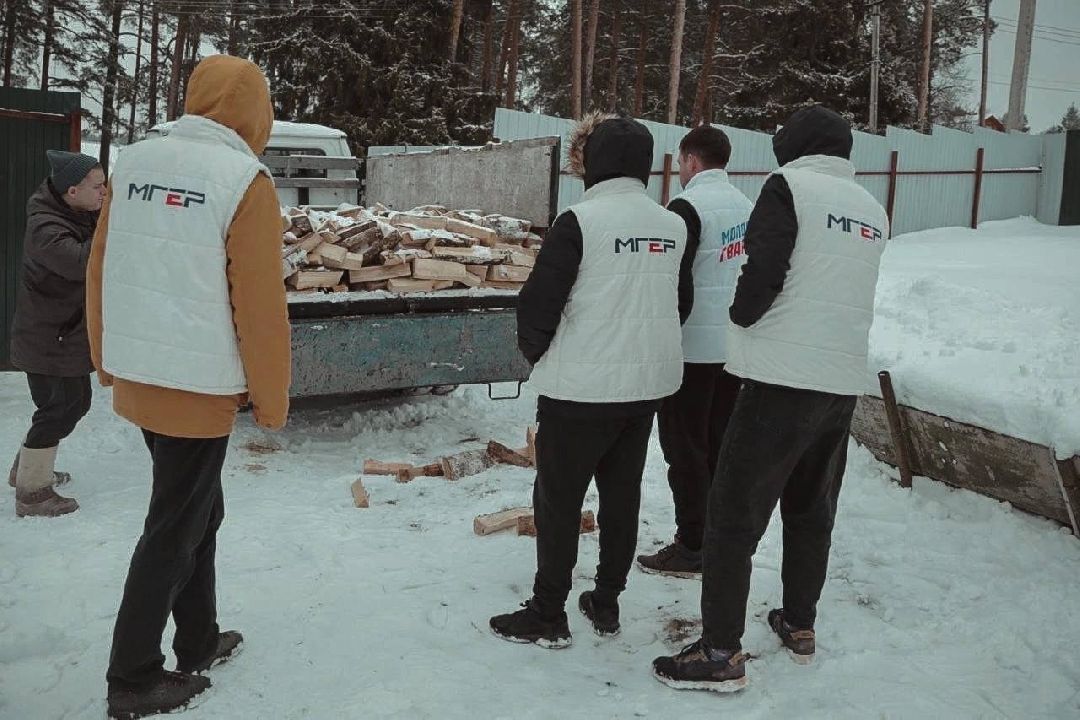 СВО, военнослужащий, дрова, помощь людям,