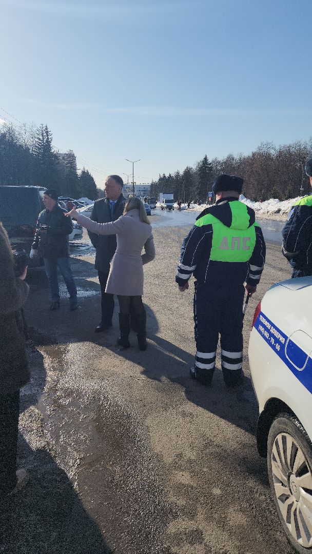 акция, борис аубакиров, Цветы для автоледи, Алексей Семиглядов, молодая гвардия, тюльпаны, 8 марта,