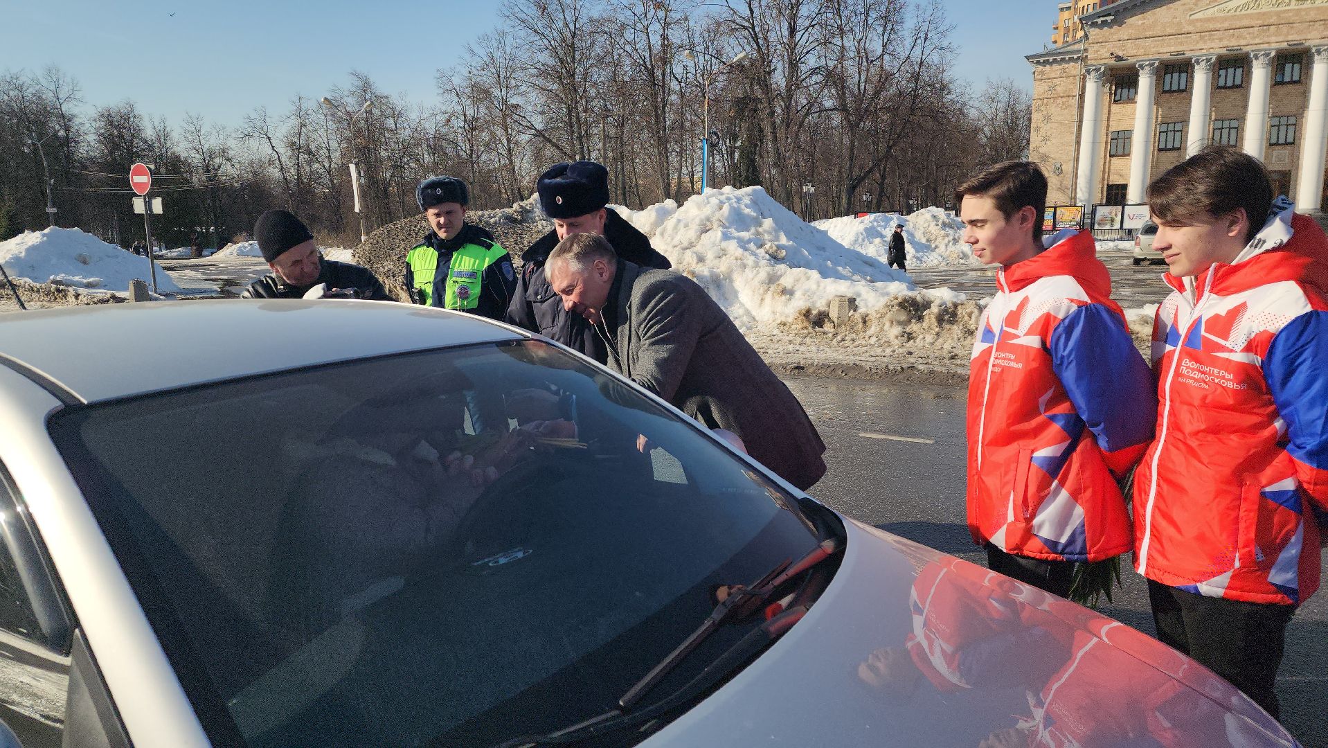 акция, борис аубакиров, Цветы для автоледи, Алексей Семиглядов, молодая гвардия, тюльпаны, 8 марта,