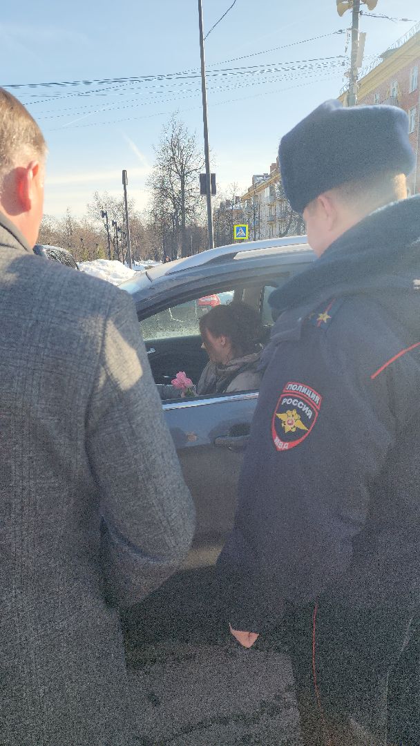 акция, борис аубакиров, Цветы для автоледи, Алексей Семиглядов, молодая гвардия, тюльпаны, 8 марта,