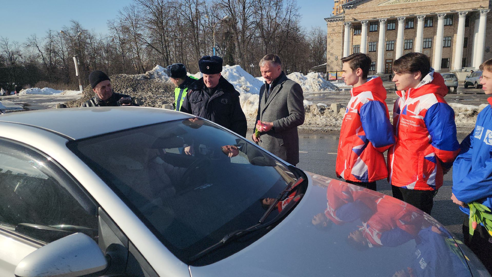 акция, борис аубакиров, Цветы для автоледи, Алексей Семиглядов, молодая гвардия, тюльпаны, 8 марта,