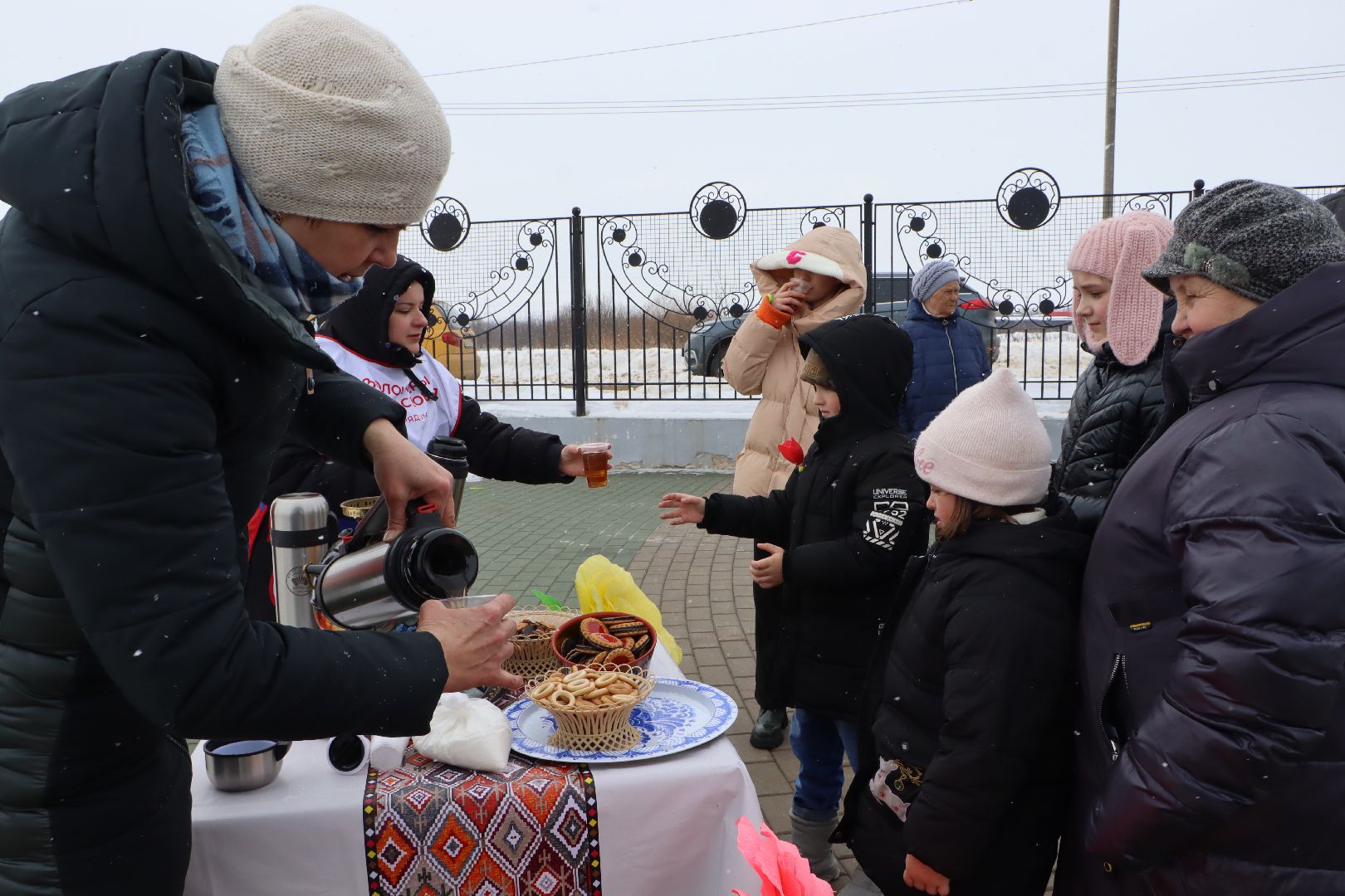 8 марта, парк Серебряный, Серебряыне Пруды, Международный женсий день, Весна цветы и комплименты,