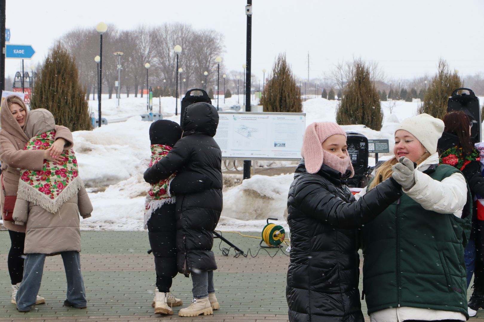 8 марта, парк Серебряный, Серебряыне Пруды, Международный женсий день, Весна цветы и комплименты,