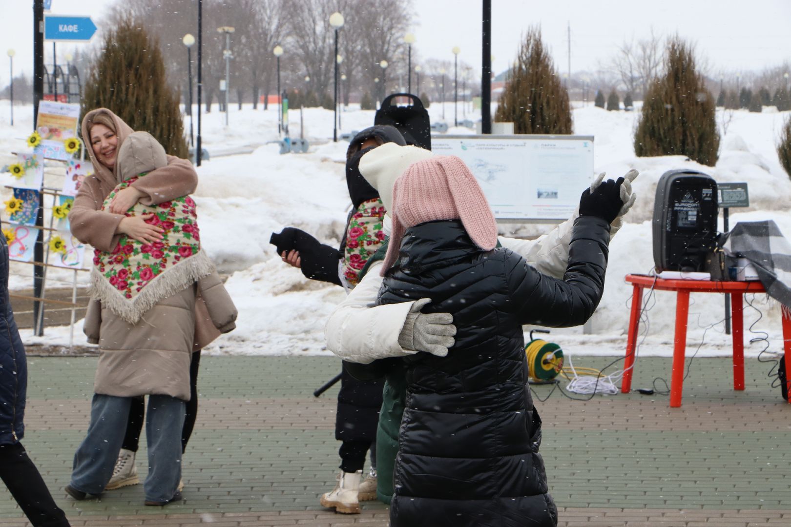 8 марта, парк Серебряный, Серебряыне Пруды, Международный женсий день, Весна цветы и комплименты,